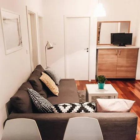 Cosy In A Quiet Neighborhood Apartment *